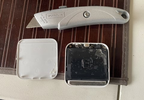 A knife and a box
AI-generated content may be incorrect.